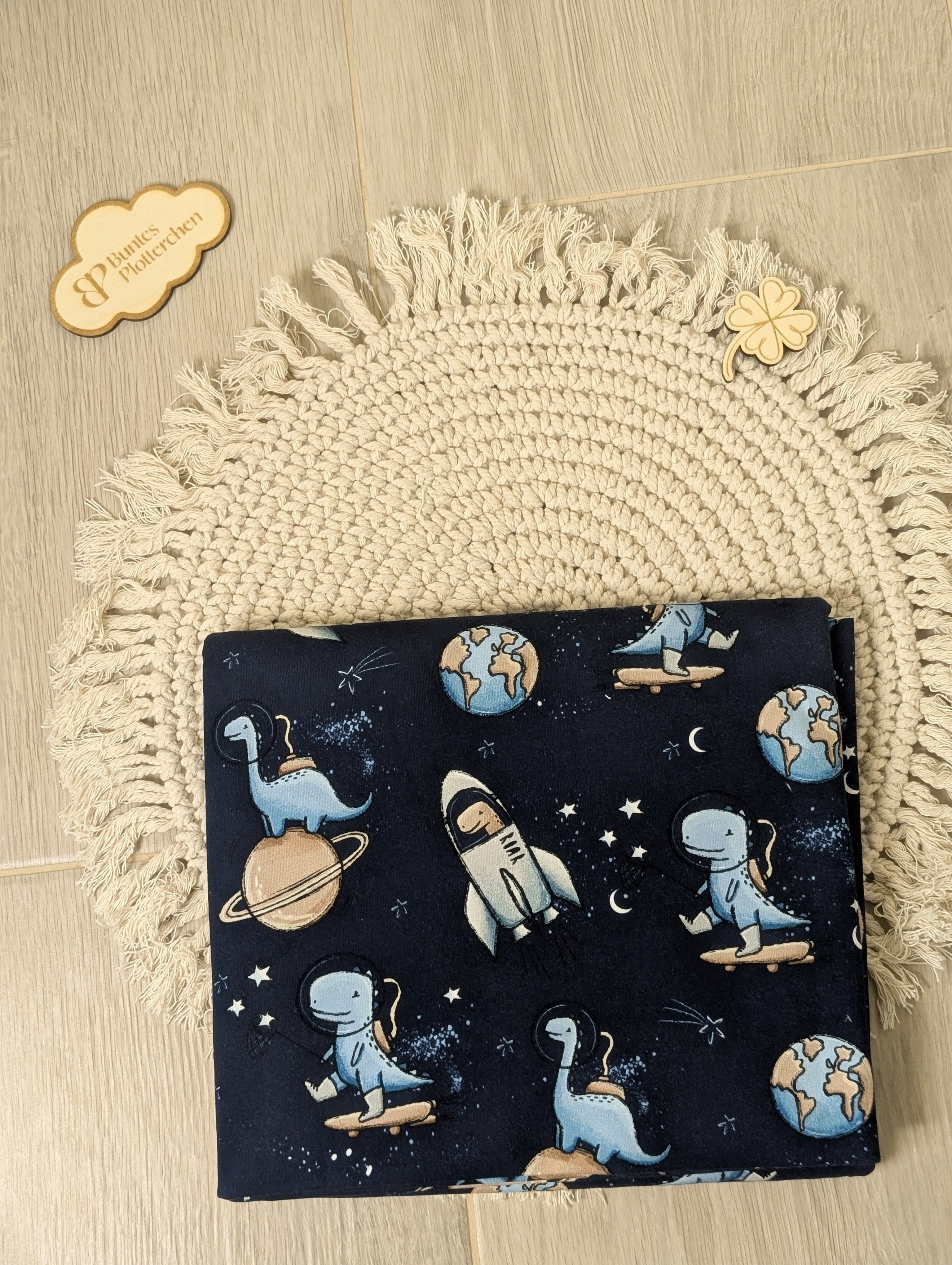 Dino-Astronaut auf dunkelblau