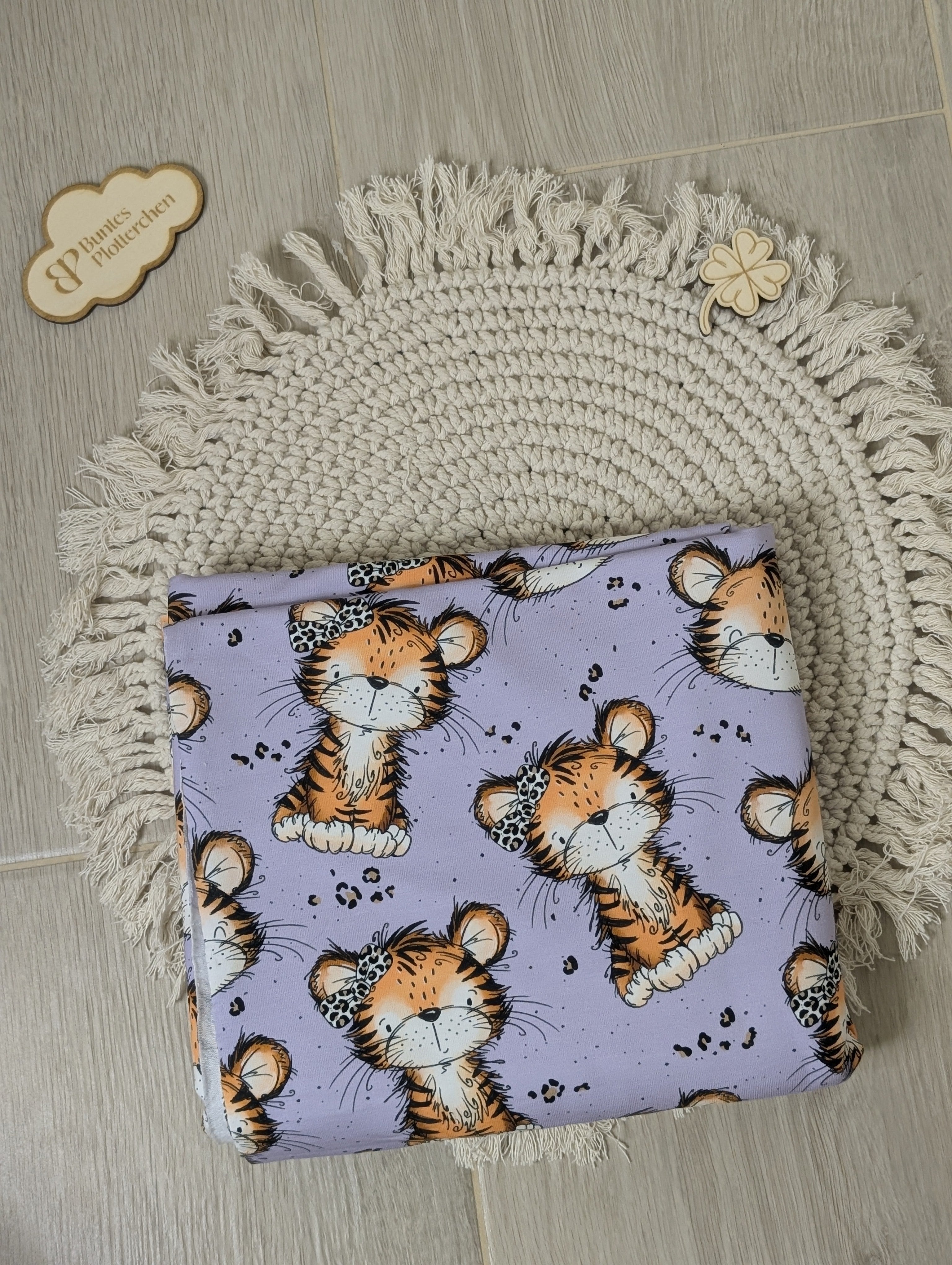 Tiger mit Leo-Schleife auf Flieder